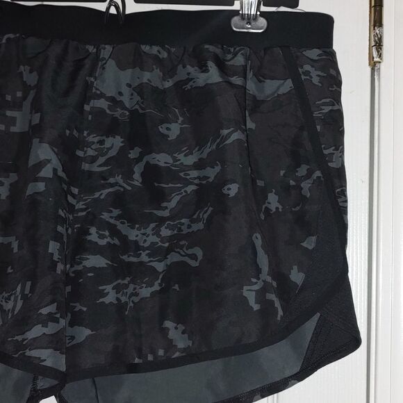 Under Armour black  gray camo  loose running shorts  Sz XL - Picture 2 of 9